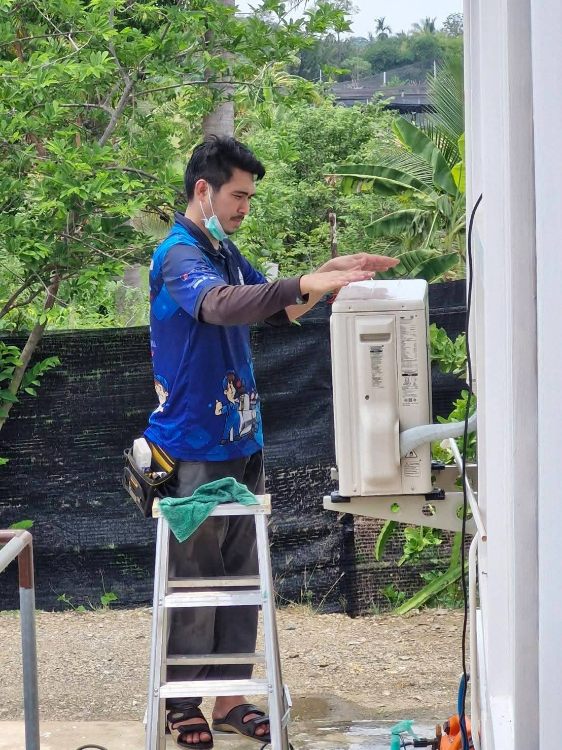 ประกอบชิ้นส่วนตัวเครื่องแอร์กลับเข้าที่อย่างแน่นหนา ปลอดภัย